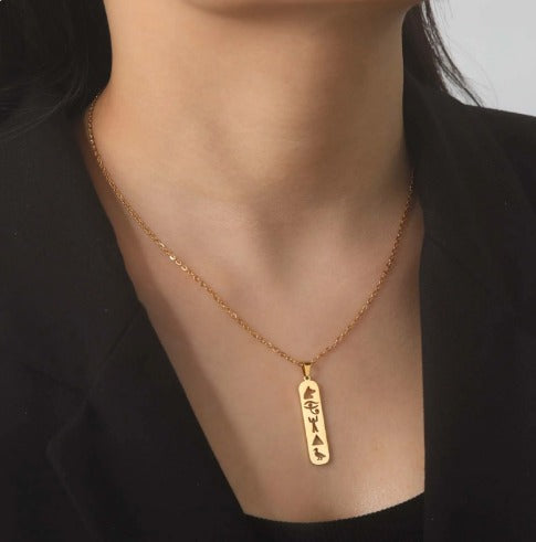 Collier avec cartouche d'hiéroglyphes Pyramide, bijou en acier inoxydable doré