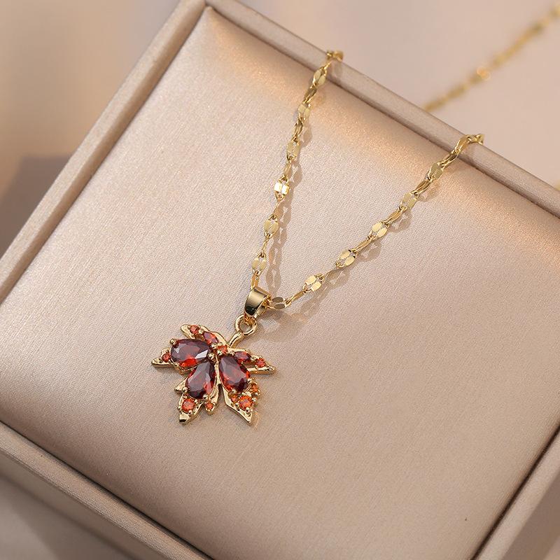 collier avec pendentif en feuille d'érable sertie de zircons marrons