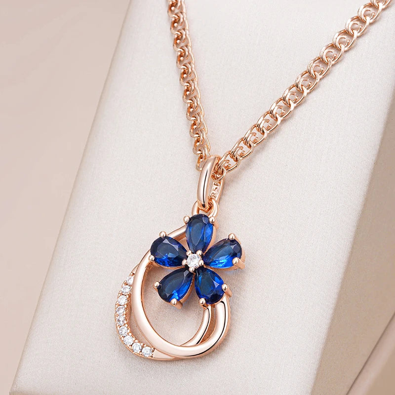 Collier Fleur bleue, bijou en alliage plaqué or rose et zircons