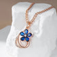 Collier Fleur bleue, bijou en alliage plaqué or rose et zircons