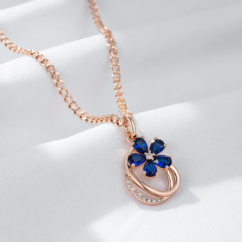 Collier Fleur bleue, bijou en alliage plaqué or rose et zircons