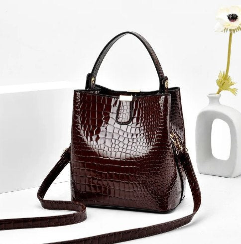 Sac seau à motif crocodile, en simili-cuir auburn