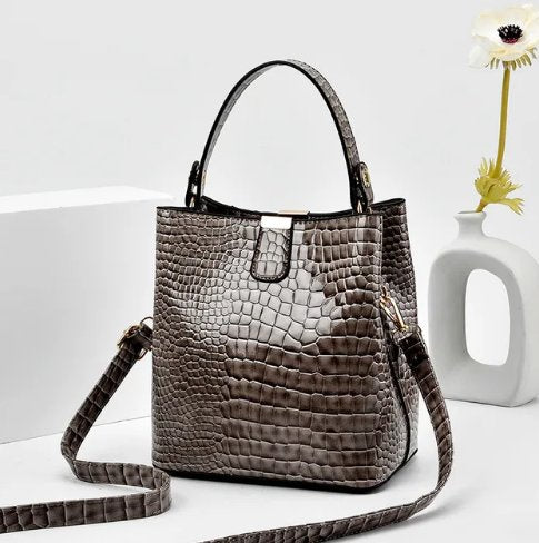 Sac seau à motif crocodile, en simili-cuir gris