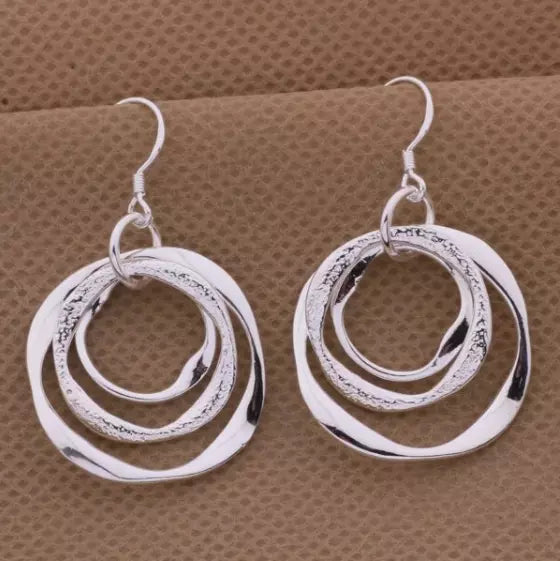 anneaux boucles d'oreilles modernes