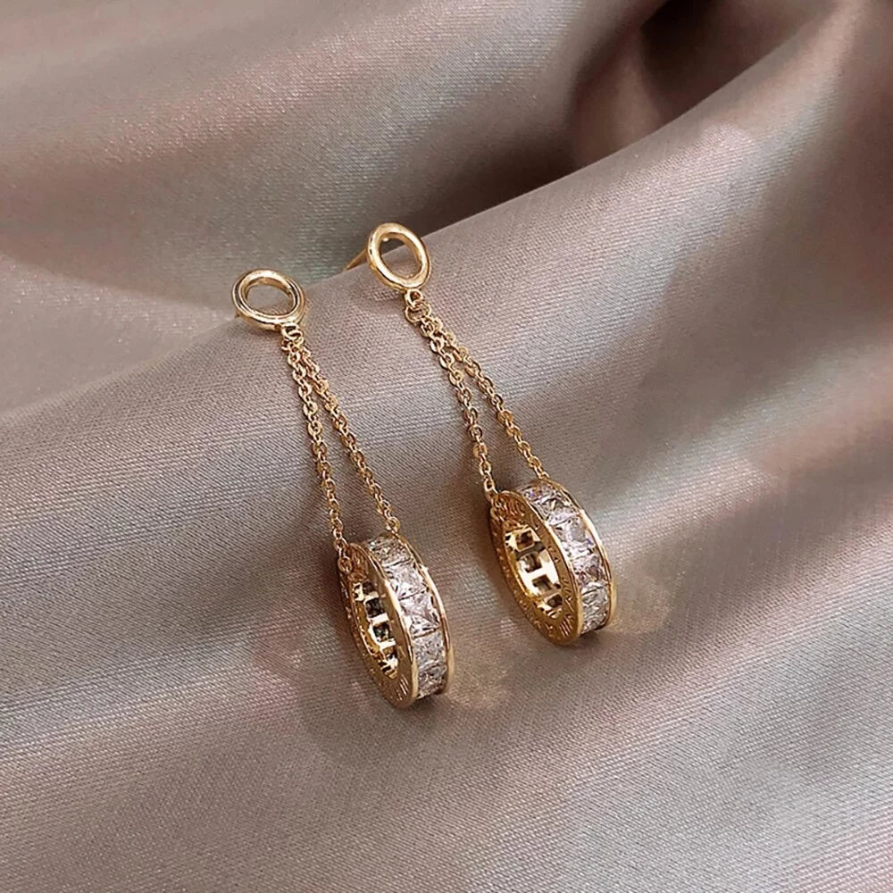 boucles d'oreilles pendantes avec anneaux sertis de zircons blancs