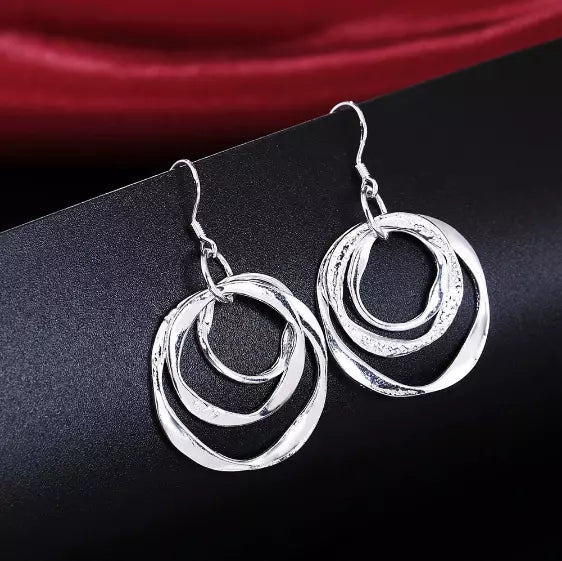 boucles d'oreilles anneaux modernes