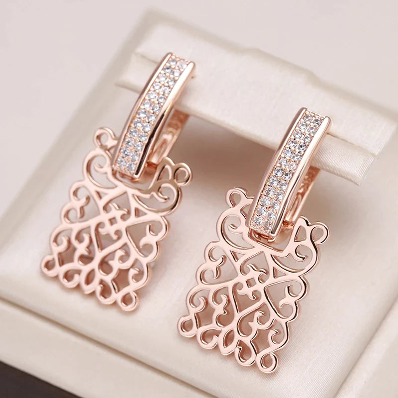 Boucles d'oreilles avec design ajouré et zircons, bijou en plaqué or rose