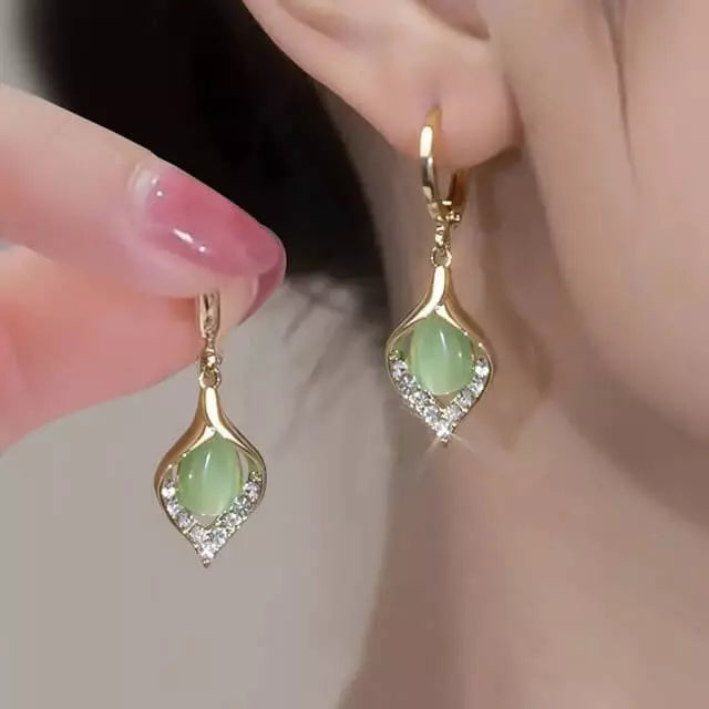 boucles d'oreilles fleurs avec pierre oeil de chat verte