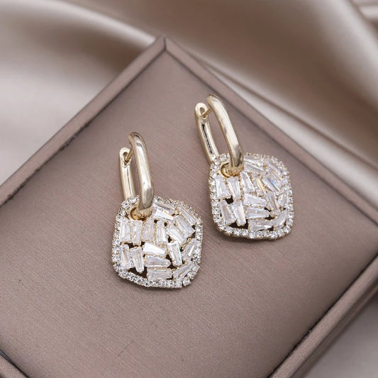 boucles d'oreilles avec zircons géométriques blancs