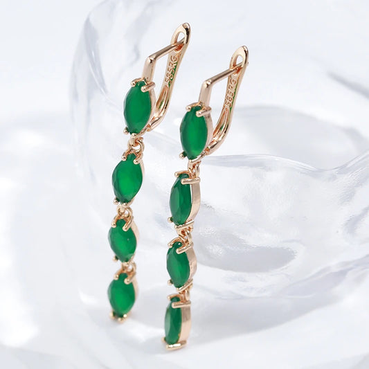 boucles d'oreilles pendantes avec des zircons verts alignés