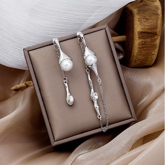 boucles d'oreilles asymétriques aux formes irrégulières et matériaux divers