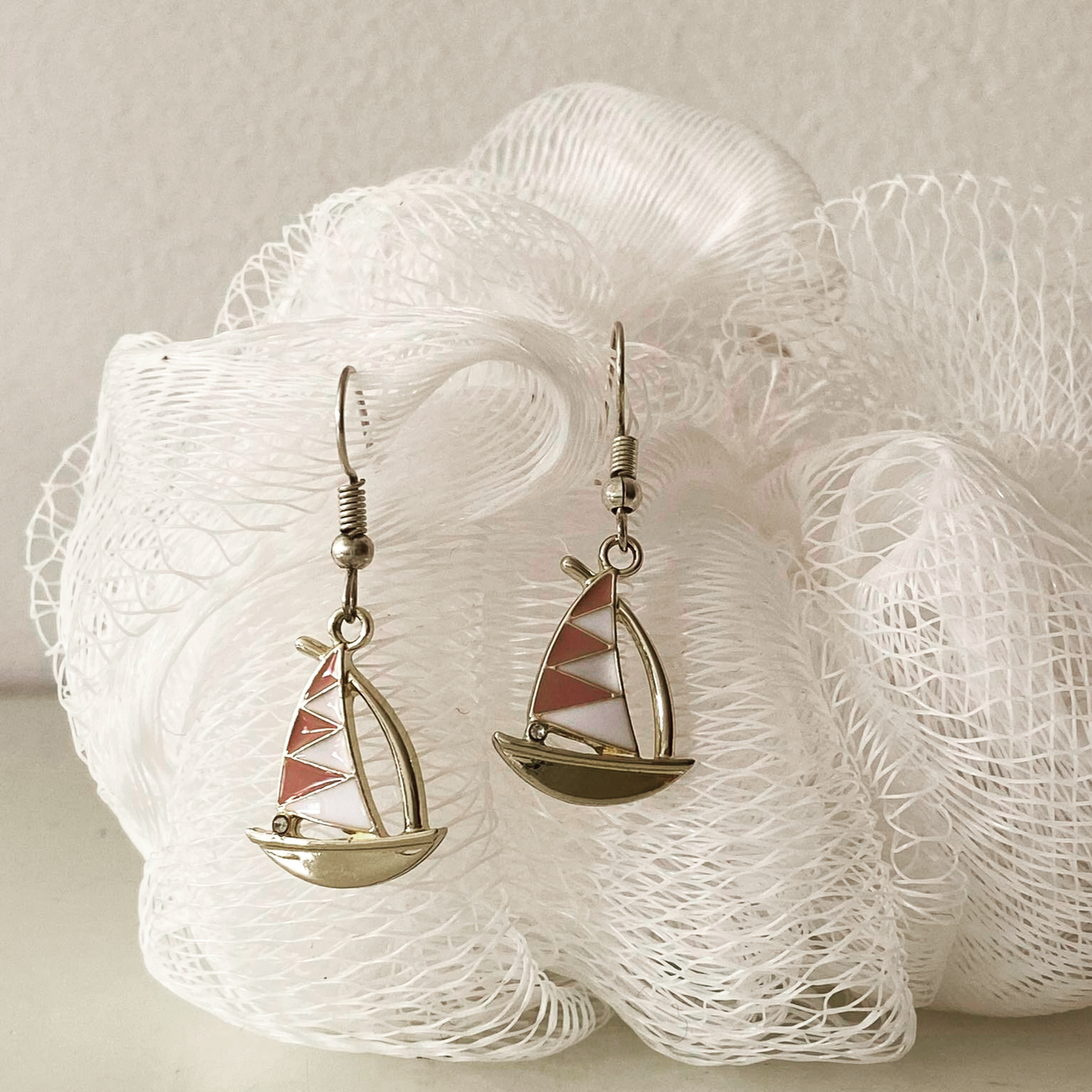 Boucles d'oreilles Voilier rose et blanc, bijou en acier inoxydable et en émail