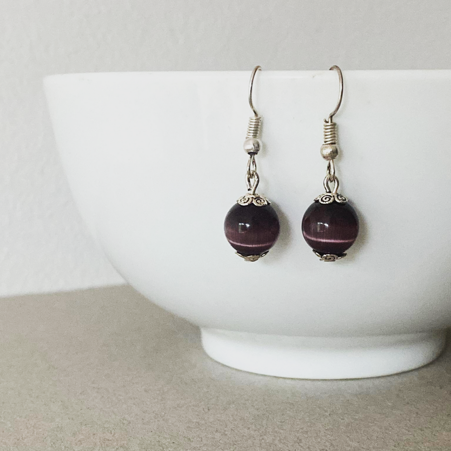 Boucles d'oreilles spirituelles, perles Oeil de Chat mauve foncé, bijou en acier inoxydable