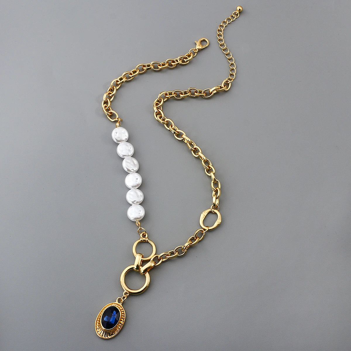 collier sautoir avec perles en acrylique beige ivoire et pendentif en cristal bleu