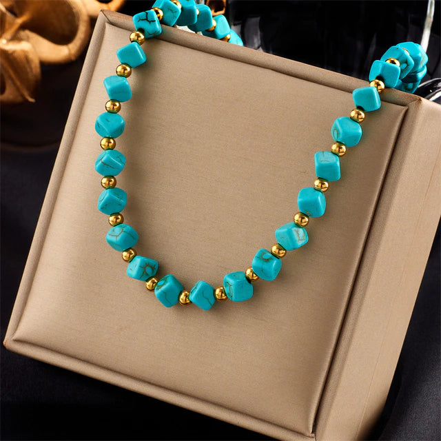 collier de perles turquoises et dorées