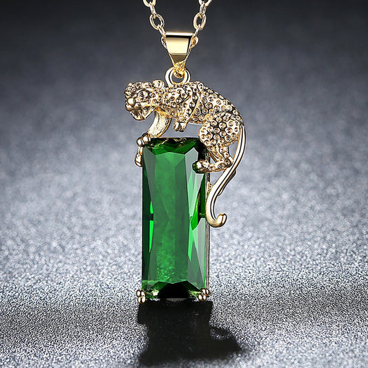 collier avec léopard sur zircon vert émeraude