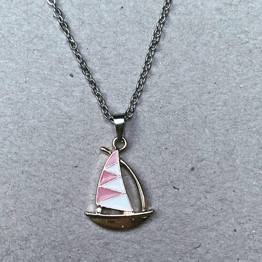 Collier pendentif bateau rose et blanc, bijou en acier inoxydable et en émail