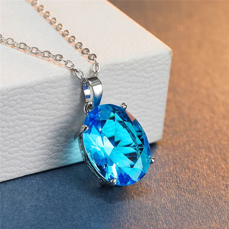 collier avec pendentif en cristal bleu