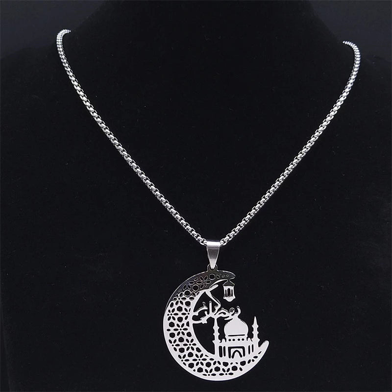 collier avec pendentif croissant de lune et mosquée