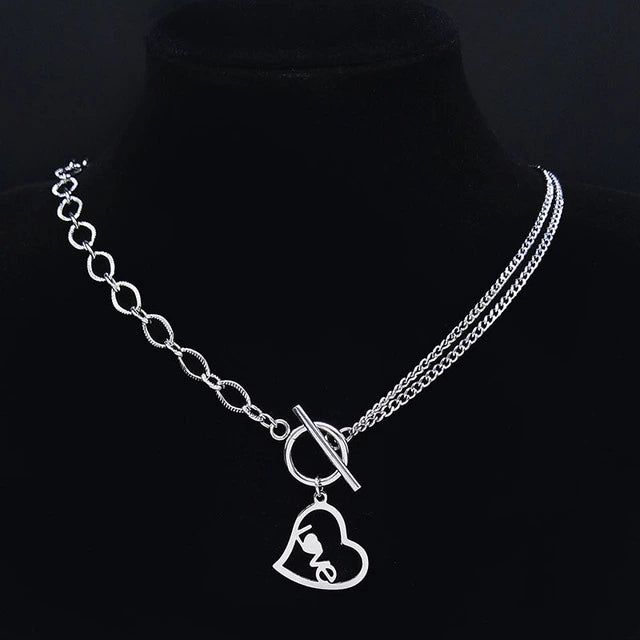 collier asymétrique avec pendentif fermoir et coeur