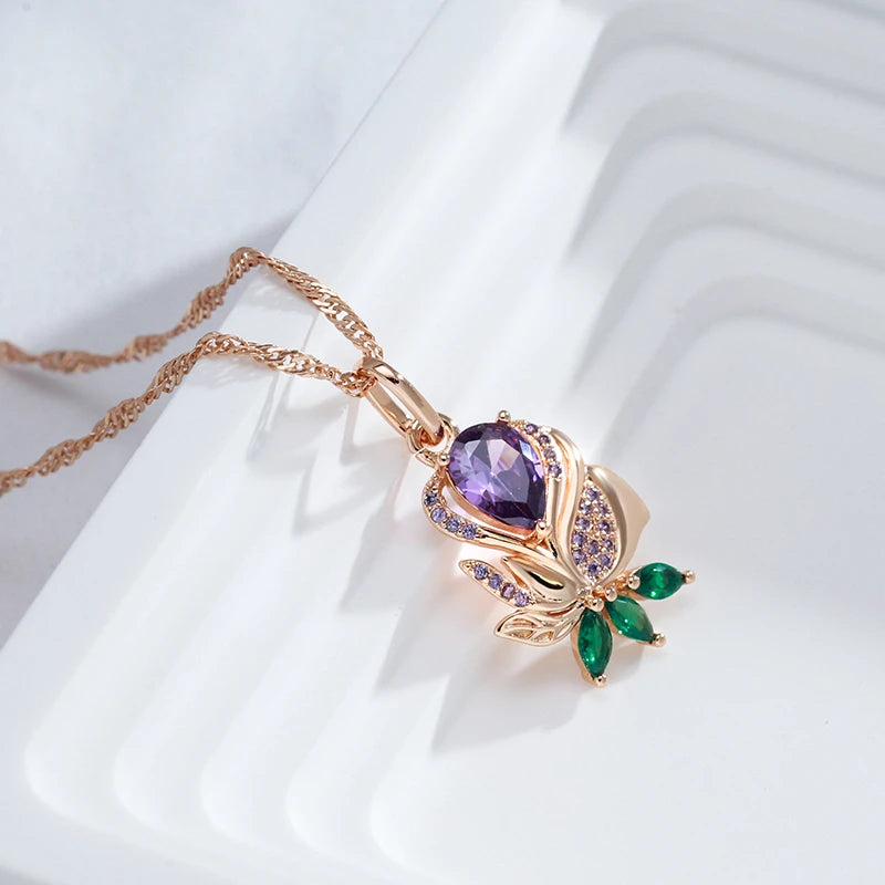 collier torsadé avec pendentif fleur avec zircons verts et mauves