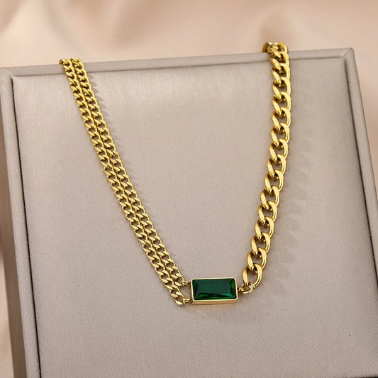 collier asymétrique avec chaînes à maillons et cristal vert